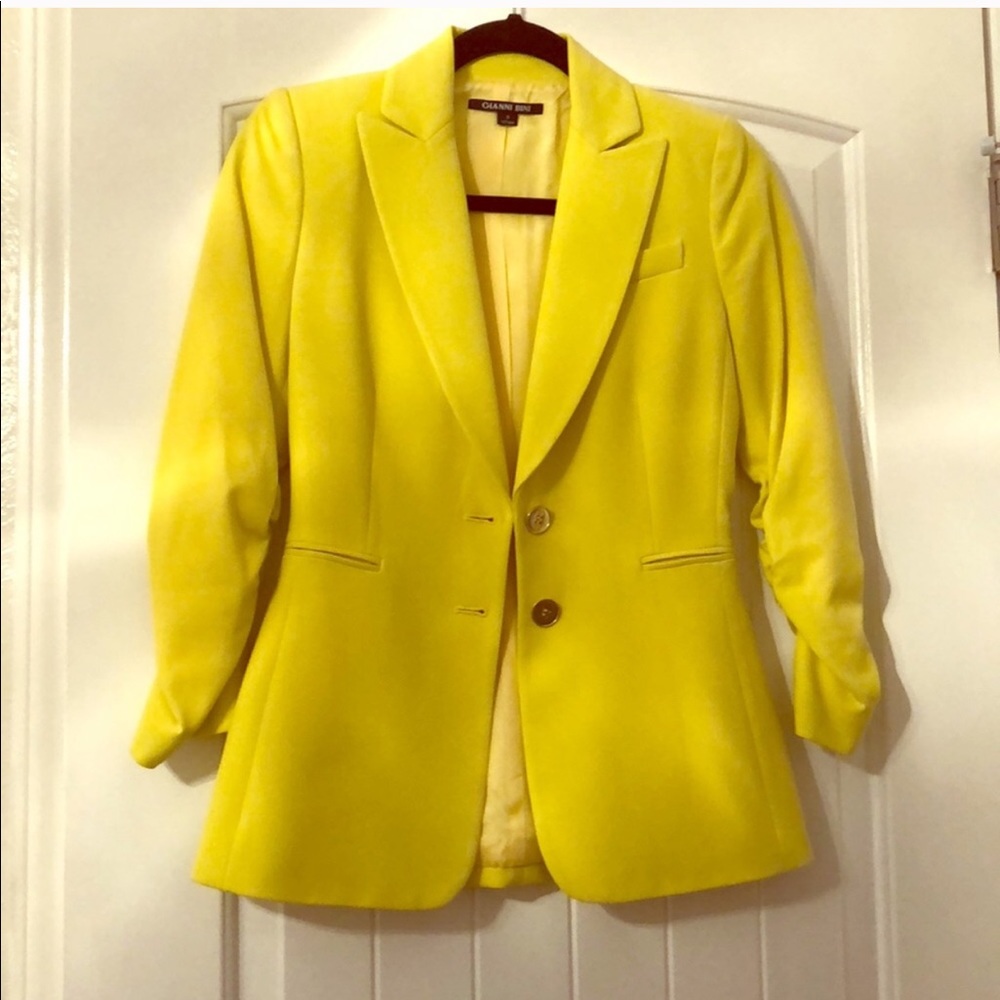 Beautiful yellow Gianni Bini Blazer